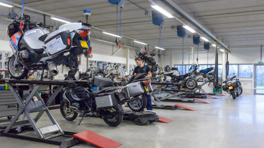 De motor werkplaats waar BMW motor onderhoud plaatsvind bij Simako BDM De motor werkplaats waar BMW motor onderhoud plaatsvind bij Simako BDM